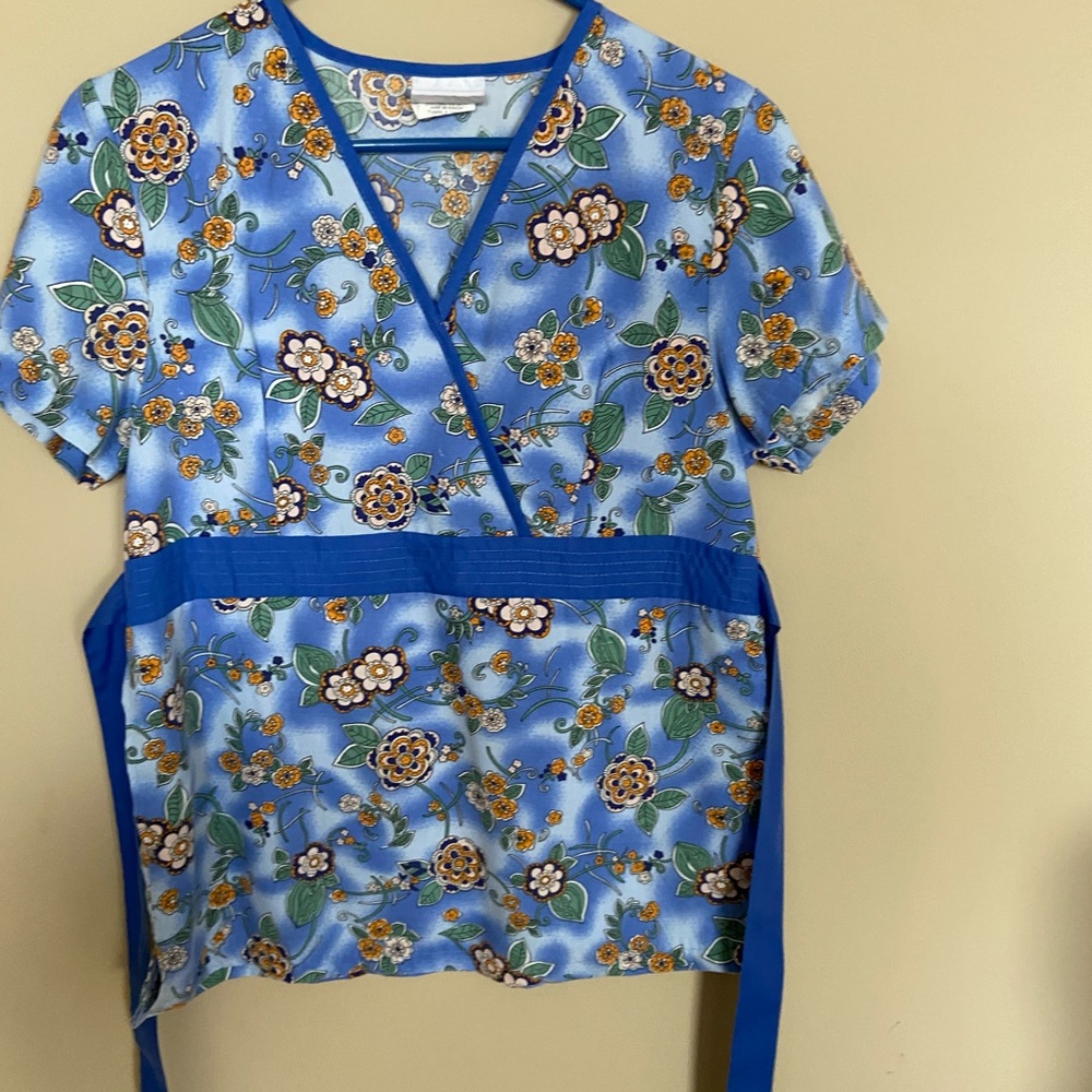 Scrub top